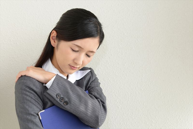 マッサージでは治らない 「慢性的な肩こり」 本当の原因と根本治療