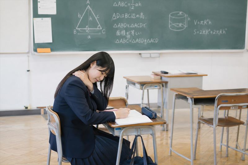 「その猫背、放置する？」 骨盤矯正がもたらす  身体へのメリット